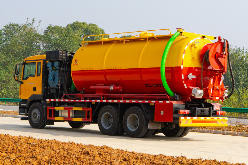 重汽汕德卡后双桥清洗吸污车（带副发）（一体罐）21方